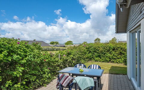 Rise - 250M from the Sea: Blå, Busk, Sommerhus, Bunddække, Have, Estate, Skygge, Landscaping, Stuehus, Eco Hotel