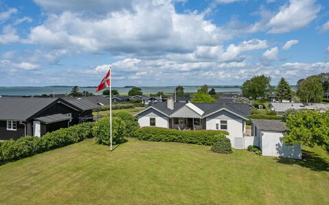 Rise - 250M from the Sea: Blå, Busk, Sommerhus, Bunddække, Have, Estate, Skygge, Landscaping, Stuehus, Eco Hotel