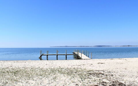 Rise - 250M from the Sea: Blå, Busk, Sommerhus, Bunddække, Have, Estate, Skygge, Landscaping, Stuehus, Eco Hotel