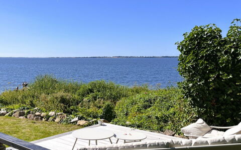 Daike - 25M from the Sea: Coastal Og Oceaniske Landskabsformer, Udendørs Møbler, Møbel, Hav, Kyst, Sø, Kyst, Ocean, Skygge, Stol