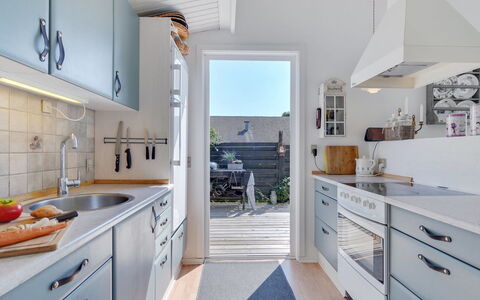 Daike - 25M from the Sea: Køkken, Gulvbelægning, Træ, Countertop, Indretning, Etage, Møbel, Køkken Apparat, Hjem, Cabinetry