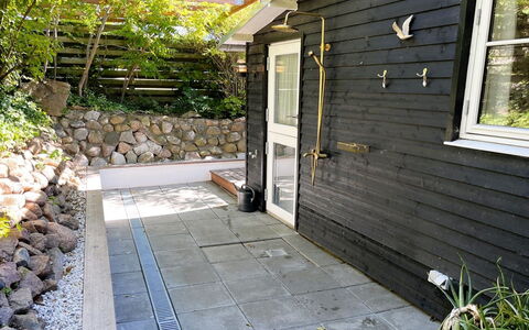 Daike - 25M from the Sea: Træ, Etage, Kompositmateriale, Sidespor, Bunddække, Blomsterkrukke, Hårdttræ, Backyard, Planke, Have