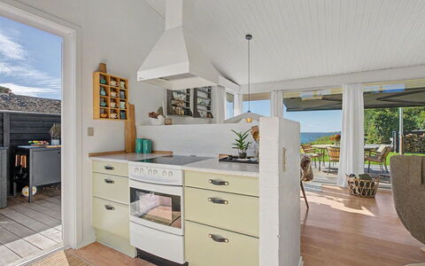 Daike - 25M from the Sea: Køkken, Countertop, Gulvbelægning, Møbel, Indretning, Cabinetry, Køkken Apparat, Etage, Træ, Større Bandage