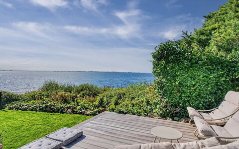 Daike - 25M from the Sea: Blå, Vand, Horisont, Hav, Coastal Og Oceaniske Landskabsformer, Ocean, Kyst, Udendørs Møbler, Kyst, Tropics