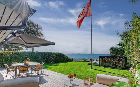 Daike - 25M from the Sea: Hav, Lawn, Have, Ocean, Udendørs Møbler, Kyst, Landscaping, Skygge, Tropics, Paraply