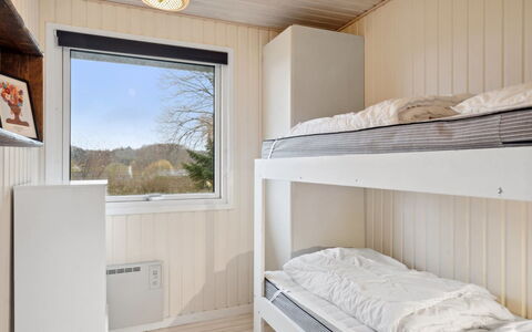 Arho - 75M from the Sea: Træ, Soveværelse, Seng, Sengetøj, Sengetøj, Hjem, Bed Frame, Bejdse, Hårdttræ, Planke