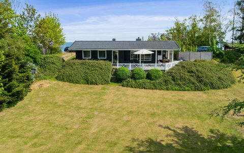 Arho - 75M from the Sea: Hus, Busk, Hjem, Tag, Sommerhus, Estate, Stuehus, Landscaping, Lawn, Veranda