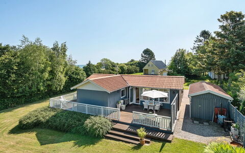 Lillan - 250M from the Sea: Boligområde, Tag, Forstad, Indkørsel, Estate, Skorsten