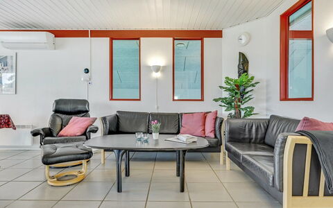 Emly - 1.1Km from the Sea: Møbel, Indretning, Gulvbelægning, Loft, Etage, Couch, Bord, Belysning, Stue, Hjem