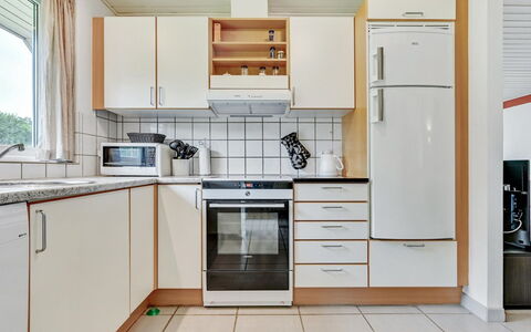 Emly - 1.1Km from the Sea: Køkken Apparat, Køkken, Større Bandage, Countertop, Gulvbelægning, Indretning, Træ, Cabinetry, Husholdningsapparat, Etage