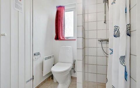 Emly - 1.1Km from the Sea: Etage, Gulvbelægning, Sanitærarmatur, Indretning, Badeværelse, Vvs, Toilet, Værelse, Håndvask, Loft