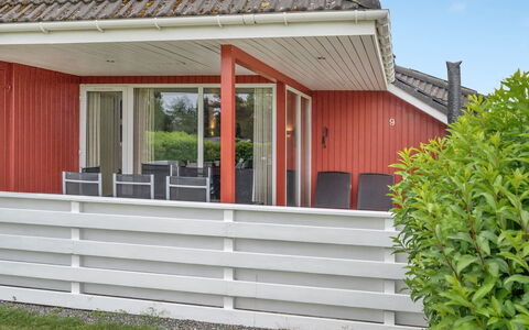 Emly - 1.1Km from the Sea: Skygge, Udendørs Møbler, Veranda, Bejdse, Hårdttræ, Udendørs Struktur, Stol, Design, Dæk, Gård