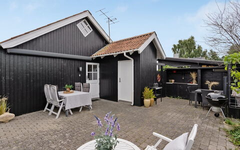 Ajvi - 50M from the Sea: Træ, Tag, Hus, Hjem, Sommerhus, Dør, Arkitektur, Boligområde, Sidespor, Have