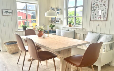 Ajvi - 50M from the Sea: Møbel, Gulvbelægning, Indretning, Etage, Trægulve, Træ, Bord, Køkken & Spisebord, Spisestue, Stol