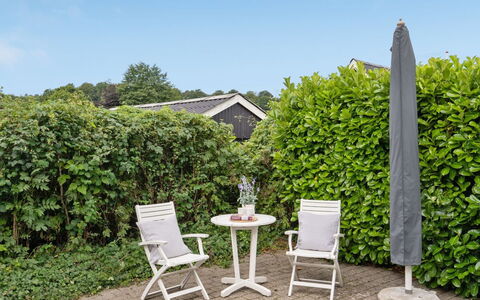 Ajvi - 50M from the Sea: Busk, Skygge, Have, Udendørs Møbler, Gård, Udendørs Bord, Hæk, Backyard, Evergreen