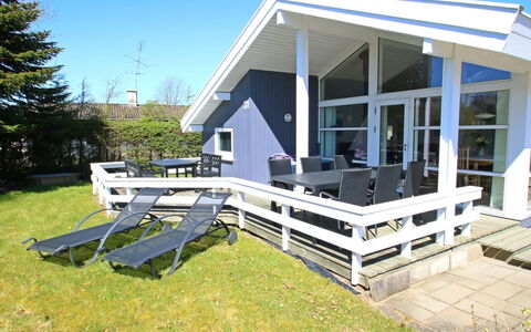 Aaran - 300M from the Sea: Blå, Busk, Sommerhus, Bunddække, Have, Estate, Skygge, Landscaping, Stuehus, Eco Hotel