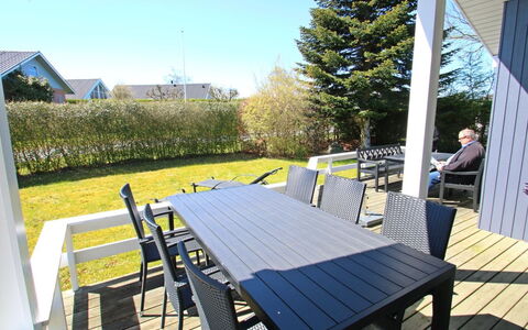 Aaran - 300M from the Sea: Blå, Busk, Sommerhus, Bunddække, Have, Estate, Skygge, Landscaping, Stuehus, Eco Hotel