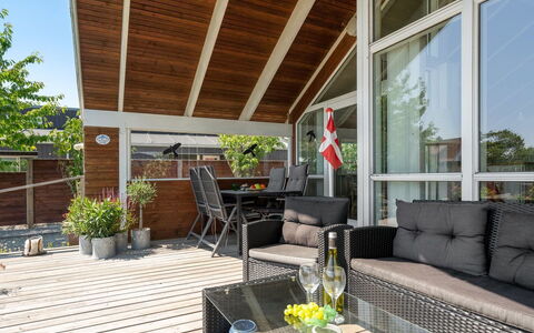 Kaike - 100M from the Sea: Hus, Tag, Hjem, Sommerhus, Estate, Stuehus, Villa, Veranda, Sidespor