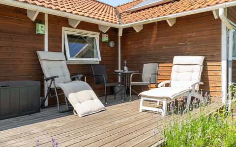 Kaike - 100M from the Sea: Hus, Tag, Hjem, Sommerhus, Estate, Stuehus, Villa, Veranda, Sidespor