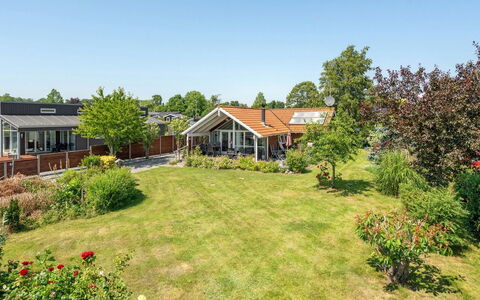 Kaike - 100M from the Sea: Blå, Busk, Sommerhus, Bunddække, Have, Estate, Skygge, Landscaping, Stuehus, Eco Hotel