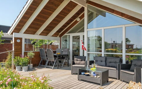 Kaike - 100M from the Sea: Blå, Busk, Sommerhus, Bunddække, Have, Estate, Skygge, Landscaping, Stuehus, Eco Hotel