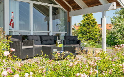 Kaike - 100M from the Sea: Blå, Busk, Sommerhus, Bunddække, Have, Estate, Skygge, Landscaping, Stuehus, Eco Hotel