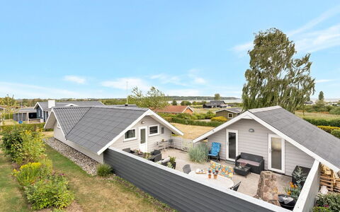 Josef - 500M from the Sea: Møbel, Indretning, Stol, Gulvbelægning, Bord, Udvej, Etage, Loft, Værelse, Eco Hotel