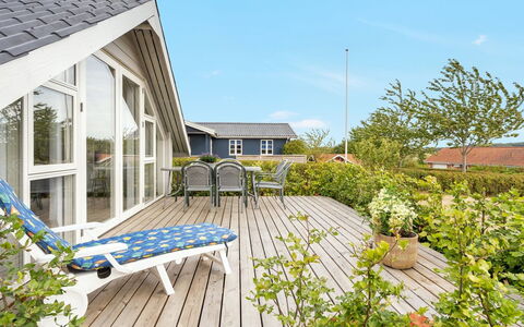 Josef - 500M from the Sea: Møbel, Indretning, Stol, Gulvbelægning, Bord, Udvej, Etage, Loft, Værelse, Eco Hotel
