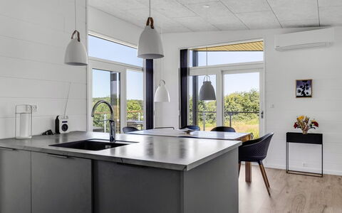 Klarin - 350M from the Sea: Køkken, Countertop, Køkken Apparat, Indretning, Møbel, Gulvbelægning, Husholdningsapparat, Cabinetry, Loft, Etage