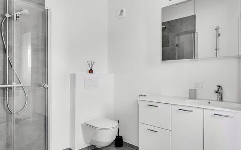 Klarin - 350M from the Sea: Gulvbelægning, Etage, Indretning, Badeværelse, Sanitærarmatur, Væg, Badeværelsesvask, Håndvask, Badeværelsesskab, Tap