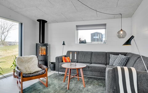 Klarin - 350M from the Sea: Hjem, Stue, Couch, Naturmateriale, Stol, Hårdttræ, Trægulve, Lysarmatur
