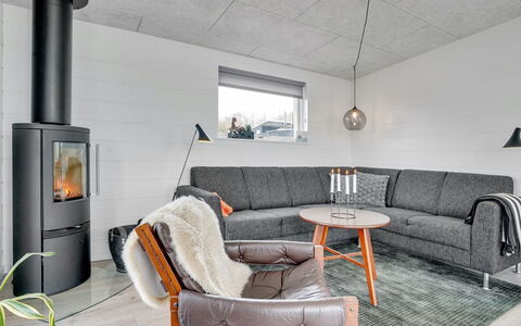 Klarin - 350M from the Sea: Træ, Gulvbelægning, Møbel, Hjem, Etage, Stue, Couch, Bejdse, Trægulve
