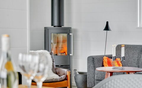 Klarin - 350M from the Sea: Gulvbelægning, Brændeovn, Stue, Stol, Trægulve, Bejdse, Hearth, Hårdttræ