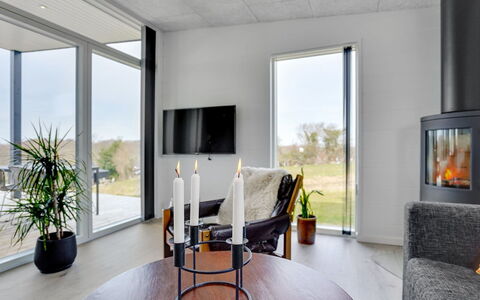 Klarin - 350M from the Sea: Etage, Gulvbelægning, Loft, Trægulve, Stol, Stue, Hårdttræ, Naturmateriale, Husholdningsapparat, Bejdse