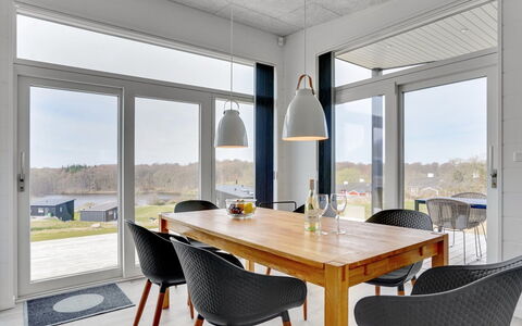 Klarin - 350M from the Sea: Møbel, Indretning, Stol, Gulvbelægning, Træ, Køkken & Spisebord, Lysarmatur, Etage, Loft, Spisestue
