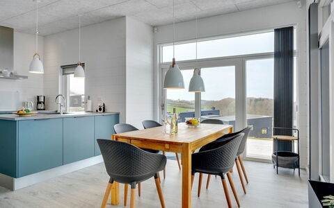 Klarin - 350M from the Sea: Møbel, Gulvbelægning, Indretning, Stol, Træ, Køkken, Køkken & Spisebord, Etage, Countertop, Spisestue