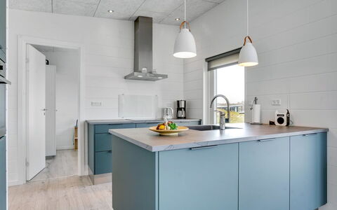 Klarin - 350M from the Sea: Køkken, Countertop, Gulvbelægning, Køkken Apparat, Cabinetry, Indretning, Møbel, Træ, Etage, Større Bandage