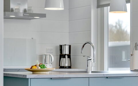 Klarin - 350M from the Sea: Countertop, Køkken, Indretning, Køkken Apparat, Møbel, Cabinetry, Gulvbelægning, Sanitærarmatur, Tap, Hjem