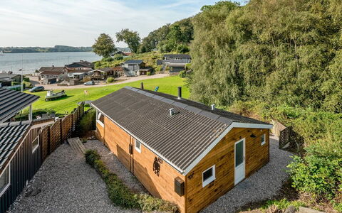 Gjurgja - 100M from the Sea: Blå, Busk, Sommerhus, Bunddække, Have, Estate, Skygge, Landscaping, Stuehus, Eco Hotel