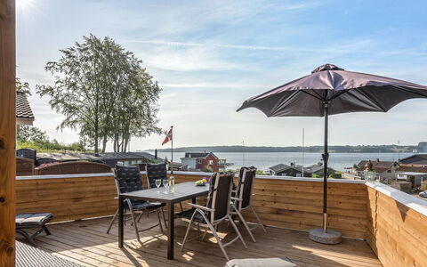 Gjurgja - 100M from the Sea: Blå, Busk, Sommerhus, Bunddække, Have, Estate, Skygge, Landscaping, Stuehus, Eco Hotel