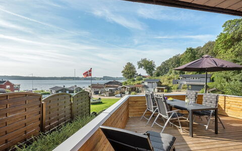 Gjurgja - 100M from the Sea: Blå, Busk, Sommerhus, Bunddække, Have, Estate, Skygge, Landscaping, Stuehus, Eco Hotel