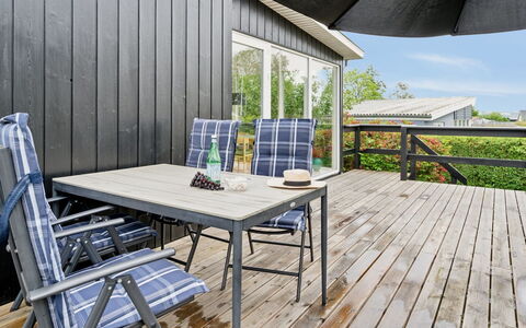 Albricus - 250M from the Sea: Møbel, Bord, Udendørs Møbler, Udendørs Bord, Stol, Bejdse, Skygge, Backyard, Sommerhus, Køkken & Spisebord