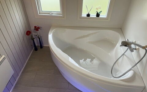 Hwiting - 200M from the Sea: Badekar, Gulvbelægning, Sanitærarmatur, Etage, Vvs, Badeværelse, Tap, Jacuzzi