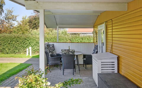 Nane - 80M from the Sea: Boligområde, Tag, Forstad, Indkørsel, Estate, Skorsten