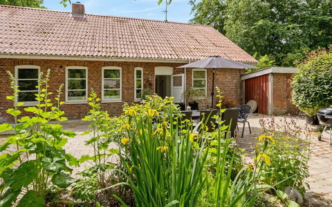 Jonni - 15Km from the Sea: Tag, Hus, Hjem, Sommerhus, Dør, Sidespor, Estate, Lawn, Gård, Veranda