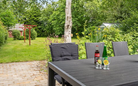 Jonni - 15Km from the Sea: Tag, Hus, Hjem, Sommerhus, Dør, Sidespor, Estate, Lawn, Gård, Veranda