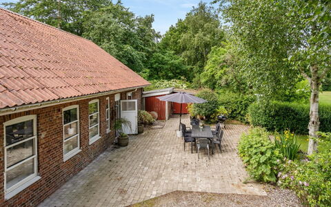 Jonni - 15Km from the Sea: Tag, Hus, Hjem, Sommerhus, Dør, Sidespor, Estate, Lawn, Gård, Veranda