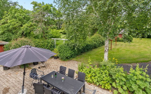 Jonni - 15Km from the Sea: Tag, Hus, Hjem, Sommerhus, Dør, Sidespor, Estate, Lawn, Gård, Veranda
