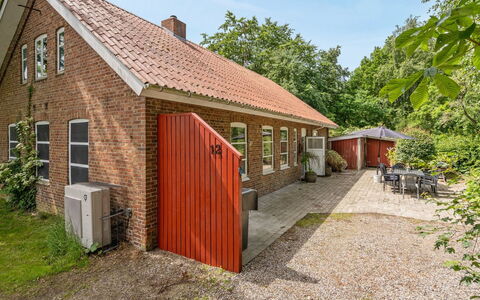 Jonni - 15Km from the Sea: Tag, Hus, Hjem, Sommerhus, Dør, Sidespor, Estate, Lawn, Gård, Veranda