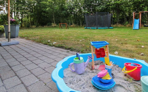 Ulrikke - 12Km from the Sea: Boligområde, Busk, Hus, Hjem, Have, Estate, Skygge, Landscaping, Lawn